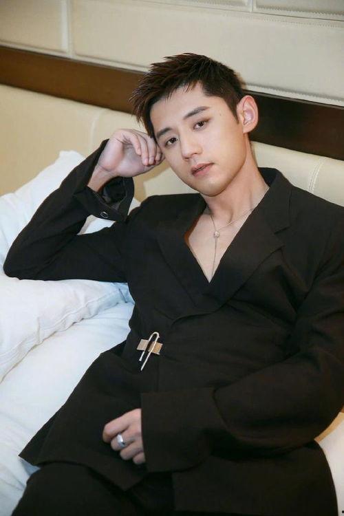 张继科照片爆料最新消息,揭秘运动员私生活瞬间